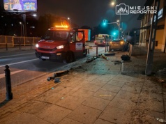 Kierująca Toyotą wjechała w latarnię i słupki na Targówku