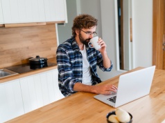 Model hybrydowy kontra wyniki biznesowe. Ponad połowa firm widzi negatywne skutki