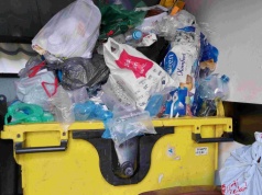 Przepełnione pojemniki na odpady segregowane. Mieszkańcy i radni za częstszym wywozem śmieci z osiedli