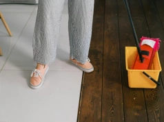 Dodaję do wiaderka trzy składniki i zapominam o smugach. Podłoga lśni nawet tydzień