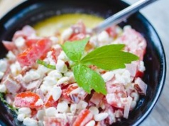 Mieszam w miseczce kilka składników. W mig mam wysokobiałkowe śniadanie, po którym czuję się syto, ale lekko