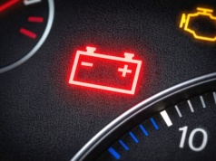Zapaliła się kontrolka akumulatora? Oto, co zrobić od razu, aby nie zostać na poboczu