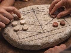 Wygląda na kamień z dziwnymi kreskami. Dopiero algorytm odkrył znaczenie