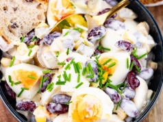 Sałatka z jajkiem i czerwoną fasolą