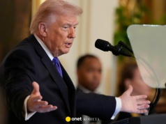 Donald Trump z widoczną wysypką na szyi. Jego lekarz zabrał głos