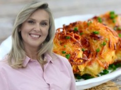 Ewa Wachowicz sieka i miesza z jajkami i cebulą. Placki jeszcze lepsze niż ziemniaczane