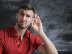 Ponad 800 tys. Polaków z niedosłuchem. Ekspert wskazuje główne ryzyka