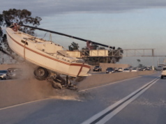 Cudem bez ofiar. Łódź oderwała się od przyczepy i przeleciała nad autostradą (WIDEO)