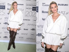 To najodważniejsza kreacja wieczoru. Kasia Moś w ultrakrótkiej bieli i te kozaki