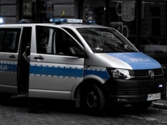 Szablami zaatakował policjantów. Padły strzały