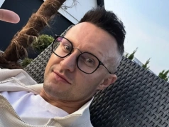 Kuba Urbański gra legendarny przebój Czarownych Gitar na akordeonie