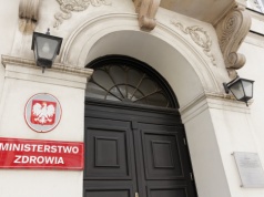 Czarny marsz dyrektorów przed Ministerstwem Zdrowia o przyszłość szpitali