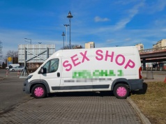 Samochody z reklamami szpecą Łódź. Mieszkańcy pytają, czy to legalna forma marketingu?