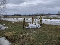 Interwencje Wód Polskich. Służby zabezpieczają wały i pompują wodę po roztopach