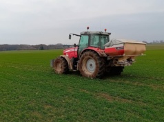 Rolnicy ruszyli z azotem, ale nie wszędzie. Warunki na polach zróżnicowane