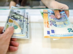 Dolar w górę, a euro najdroższe od 4 miesięcy. Złoty trafiony, ale nie zatopiony