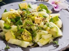 Pasuje do kotletów i tortilli. Jest lepsza od greckiej i bogatsza w omega-3