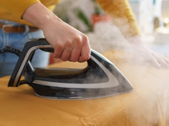 LuxUla zdradza triki na szybsze prasowanie i praktyczne rozwiązania, gdy żelazka brak. Spray na zagniecenia to prawdziwy hit