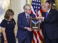 Ludzie poruszeni wyczynem żołnierza, którego pośmiertnie odznaczył Trump. "Polska je…