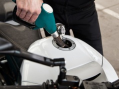 Motocykl 125 to tania alternatywa dla auta? Przejechanie 100 km to grosze