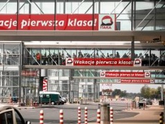 Od Dubaju po Nową Zelandię. Setki tysięcy pasażerów nie mogą wrócić do domów, ale pierwsze samoloty z Polakami lądują już w Warszawie i Poznaniu