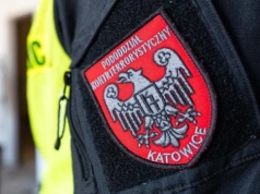 Agresor zaatakował szablami policjantów i został postrzelony. Mężczyzna zmarł w szpitalu