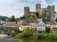 Malowniczy zamek nad brzegiem rzeki. Ta budowla ma ponad 1000 lat