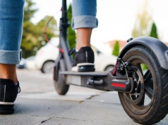 Hulajnoga nie dla najmłodszych: Koniec z "prezentem na komunię"