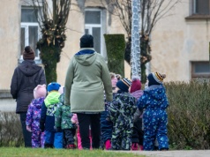 Na zdjęciach z przedszkola jej dziecko jako jedyne ma zasłanianą twarz. 
