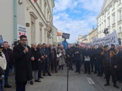 Prezes samorządu lekarzy na proteście szpitali: nie damy się podzielić