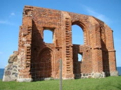 Ruiny nad klifem. Morze pochłonęło całą świątynię