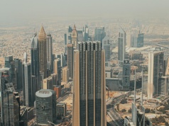 Utknąłeś w Dubaju i urlop się przedłużył? Masz obowiązki wobec pracodawcy