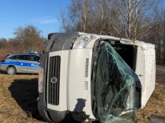 Chciał wyprzedzić jadące przed nim auto. Po chwili stracił panowanie nad pojazdem