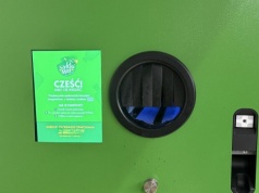 Włamał się do butelkomatu i ukradł nic niewarte butelki. 