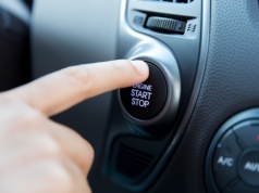 Wyłącza silnik na światłach i ma oszczędzać paliwo. Tyle naprawdę daje start-stop, znamy liczby