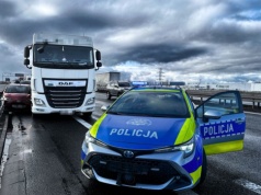 Przypadkowy kierowca zatrzymał przestępcę. Przyblokował jego auto do barierki