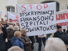 30 lat nic nie dało? Dyrektorzy szpitali o chaosie, lawirowaniu i rosnących kosztach płac