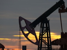 Standard Chartered podwyższył o 10 proc. prognozę średniego kursu ropy Brent