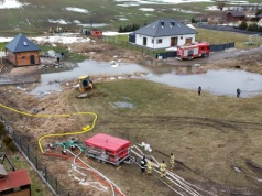 Czwarta doba akcji w Stanisławiu na Kociewiu. Trwa wypompowywanie wody