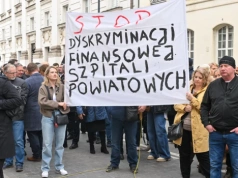 "Zamykamy oddziały na chybił trafił". Protest pod Ministerstwem Zdrowia