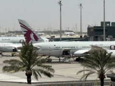 Utknął  na lotnisku w Katarze. 