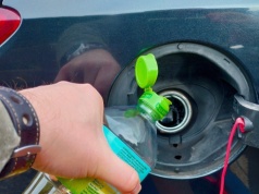 Kierowcy tankują z koszyków w marketach. Jest taniej niż na stacji