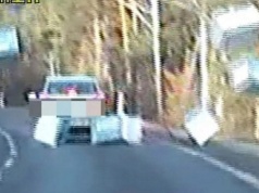 Spadł tuż przed radiowozem. Policyjna kamera uchwyciła ten moment