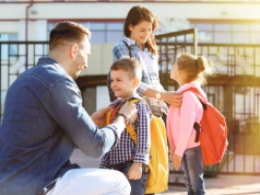 Rodzic u bram szkoły