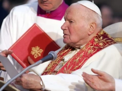 To on zagra papieża Jana Pawła II. Nie z takich ról go kojarzymy