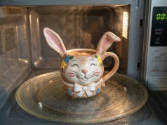 Każdy to robi. Amerykańska agencja ostrzega. Nie bulgocze, a parzy jak ogień