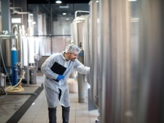 Od laboratoriów do linii produkcyjnych – praktyczna rola substancji powierzchniowo czynnych