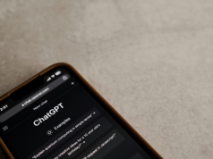 ChatGPT kontra Claude – czyli jak polityka wpływa na popularność aplikacji AI