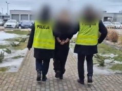 Ugodziła partnera ostrym narzędziem i zamknęła się w mieszkaniu z dzieckiem