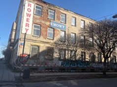 Sypiący się tynk i spadające cegły. Mieszkańcy Widzewa zaniepokojeni stanem kamienicy przy Niskiej